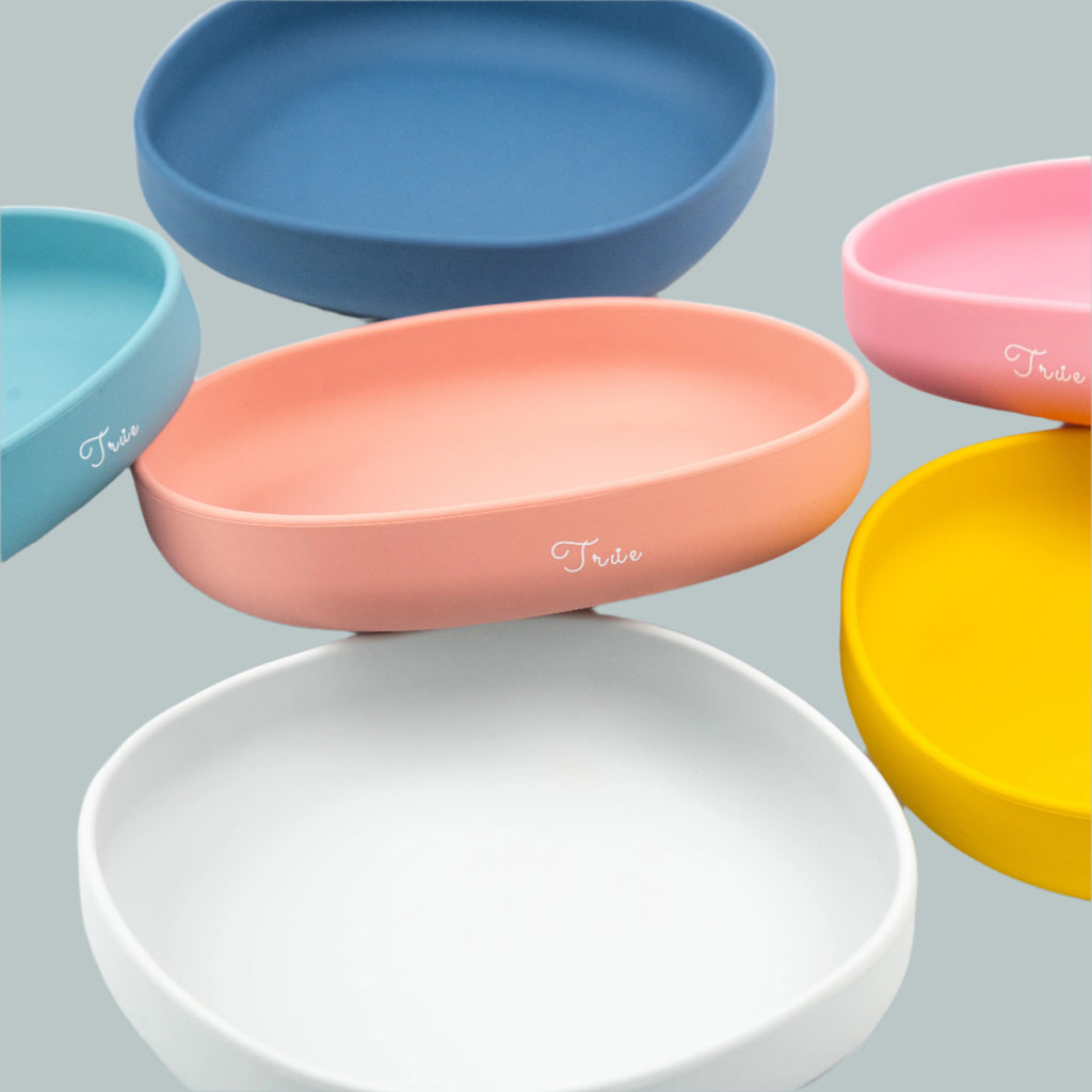 True kids silicone open plate, for easy self-feeding in a range of colors.