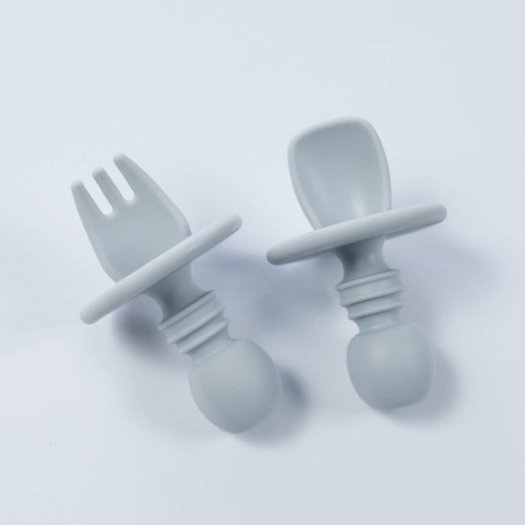 Anti-choke silicone starter cutlery in light grey with a wide silicone placement for the safety purpose of the toddlers.