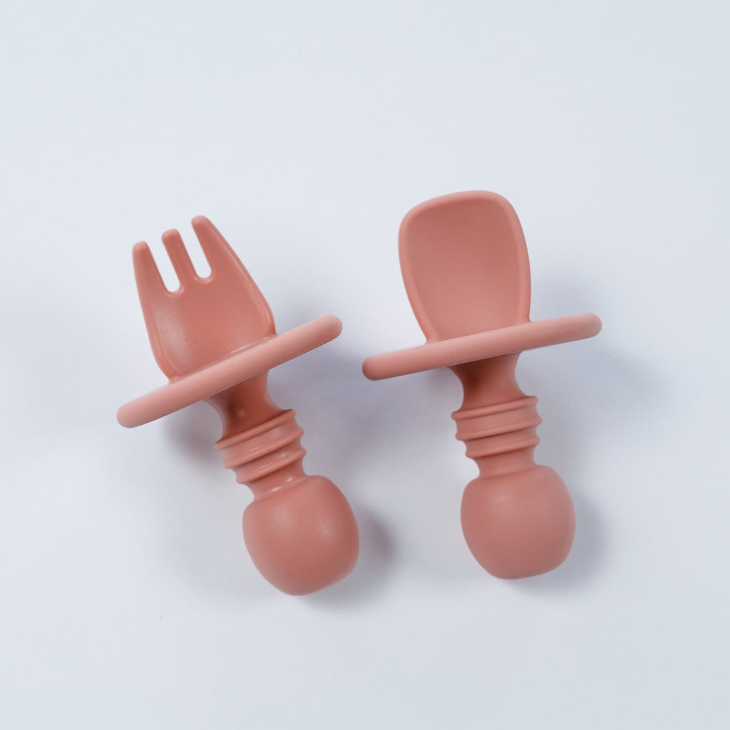 Anti-choke silicone starter cutlery in dusty rose with a wide silicone placement for the safety purpose of the toddlers.