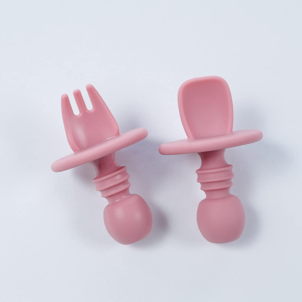 Anti-choke silicone starter cutlery in rosy mauve with a wide silicone placement for the safety purpose of the toddlers.