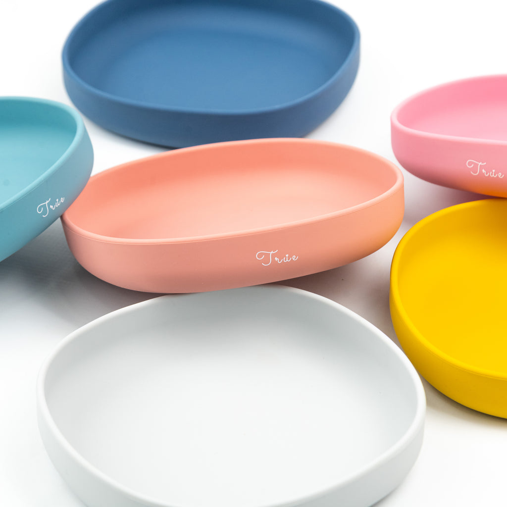 True silicone open plate, with a curvy surface for easy self-feeding in a variety range of colors. 